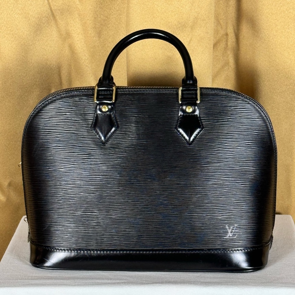 Louis Vuitton Alma Handbag in excellent preowned condition.